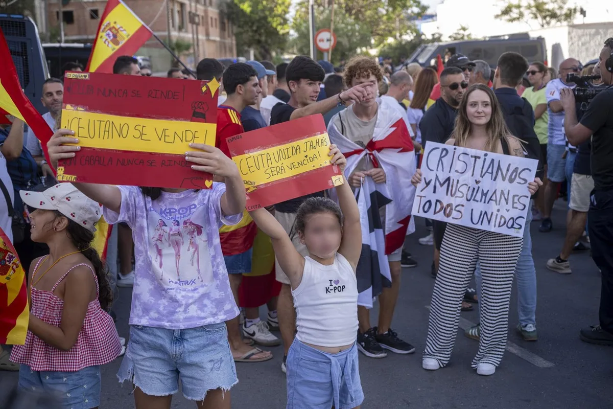 Ceutíes lanzan claveles a las puertas de la Delegación del Gobierno como símbolo de protesta