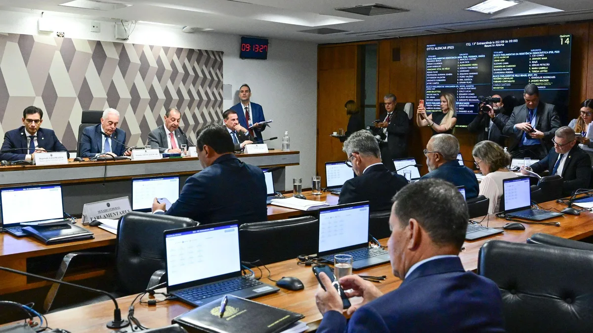 Fim da escala 6x1 é aprovado em comissão e avança no Senado