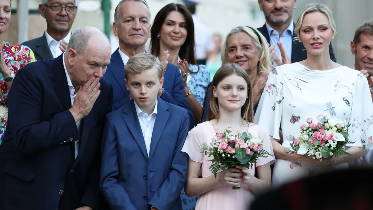 ¿Qué le dice el príncipe Alberto a su hijo al oído? Jacques y Gabriella de Mónaco, protagonistas del tradicional pícnic de Mónaco