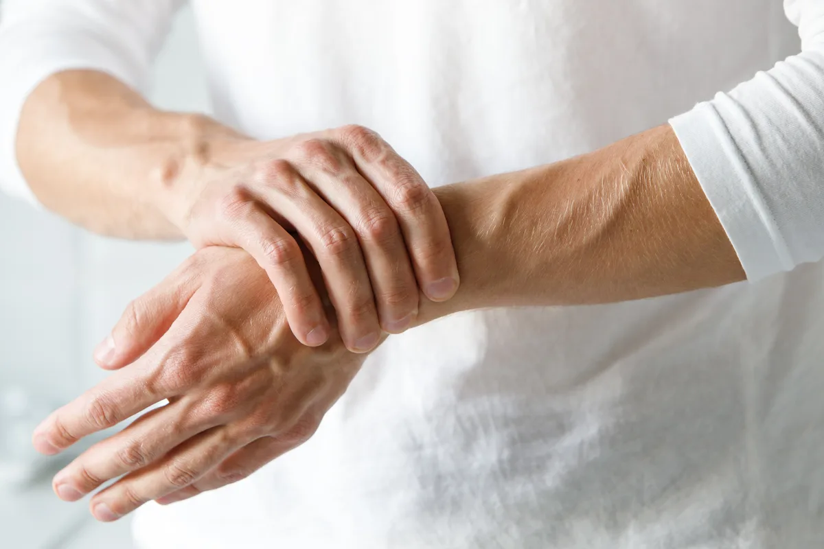Artrite reumatoide: mesmo com inflamação controlada, pacientes podem sofrer com dor e fadiga