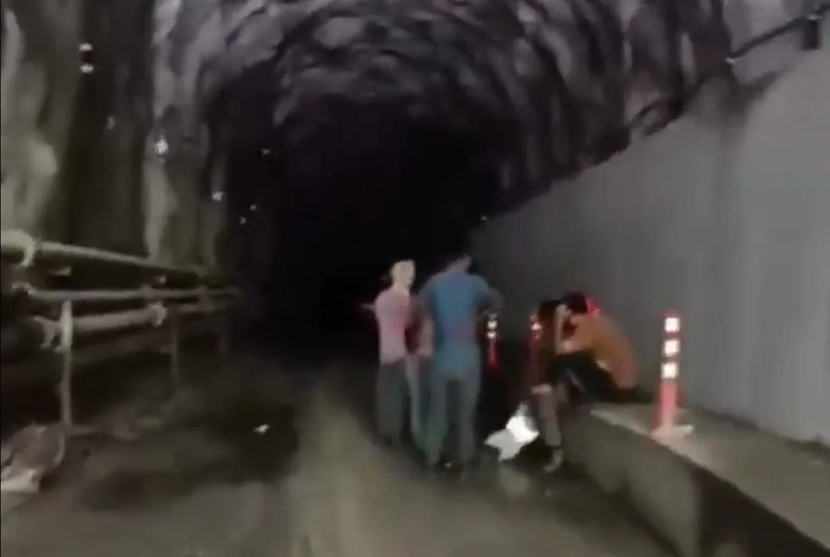 Vídeo: militares do Nepal resgatam quase 350 pessoas em túnel após inundações repentinas