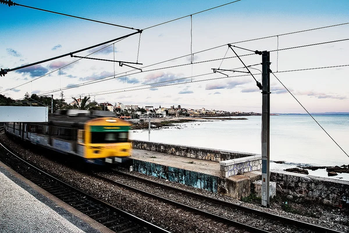 Retomada circulação ferroviária na Linha de Cascais após atropelamento em Paço de Arcos