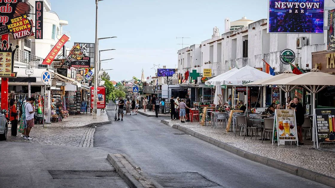 Atropelamento em Albufeira: um dos feridos graves vai ser transferido para o Porto