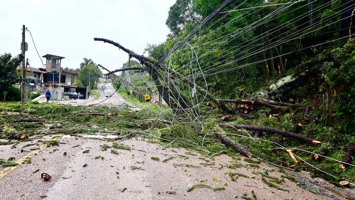 Chuva enfraquece no Paraná, mas temperaturas despencam