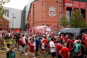 Consórcio liderado por Jeff Bezos fecha acordo para comprar cerca de 30% do Liverpool