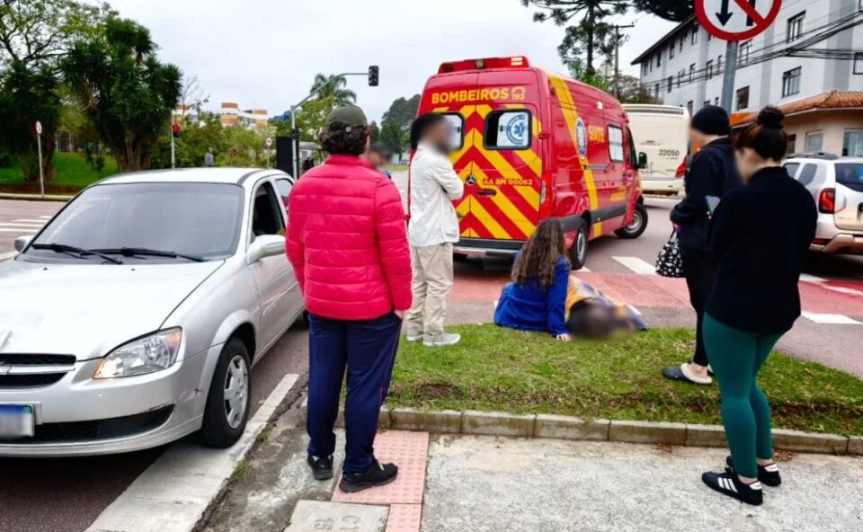 Mulher é atropelada por Corsa enquanto tentava atravessar faixa de pedestre no vermelho, em Curitiba