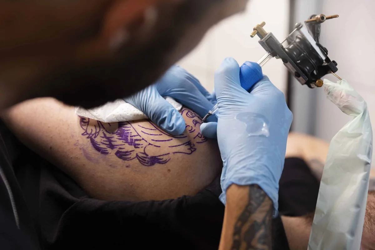 Regras de doação de sangue para quem tem tatuagem ou piercing são alteradas