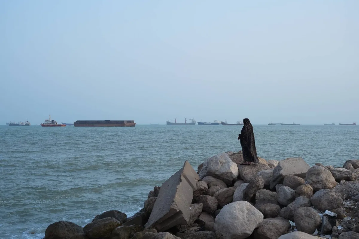 Iran and Oman push talks for ‘interim’ reopening of Hormuz
