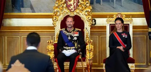 König Haakon VIII. von Norwegen legt Eid ab - Mette-Marit bleibt Zeremonie fern