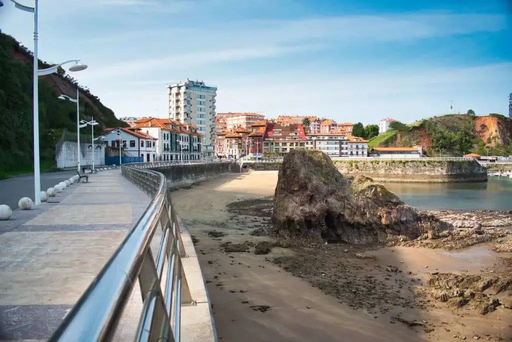 La ciudad balnearia española construida frente al mar y abandonada hace 20 años, que se convirtió en un pueblo fantasma