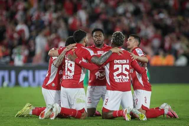 Así fue el banderazo de los hinchas de Santa Fe en Brasil durante la previa del partido ante Vasco Da Gama: Daniel Torres dio estas palabras