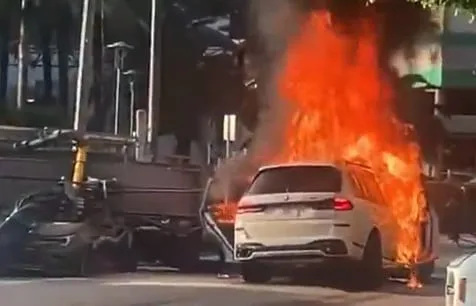 Una máquina perforadora se desplomó sobre tres vehículos en Miami: cuatro personas resultaron heridas