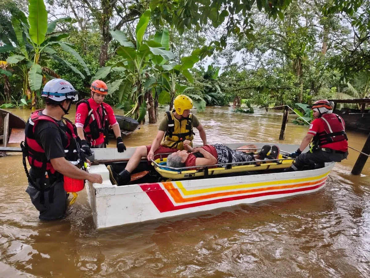 Rescate de perros, adultos mayores e inundaciones: Este es el impacto que deja la Onda Tropical en Costa Rica