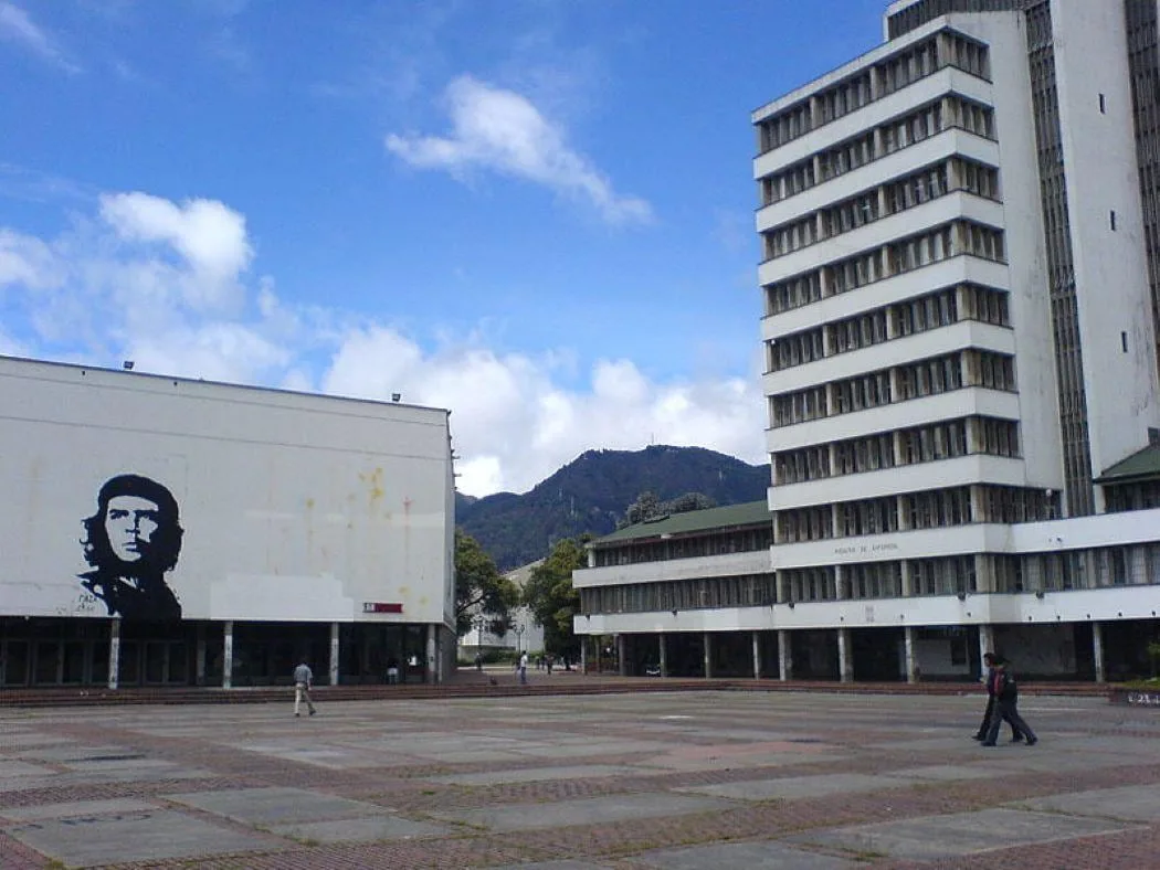Destituyeron a bibliotecario de la Universidad Nacional por enviar correos insultando a sus compañeros de trabajo: violencia de género, injuria y calumnia