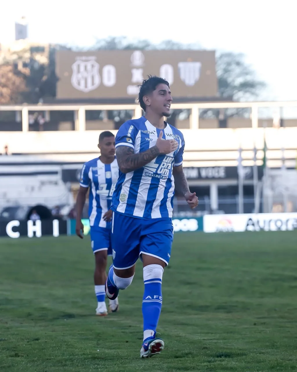 Calculado ou sem querer? Meia do Avaí encobre goleiro da Ponte e faz golaço; veja vídeo