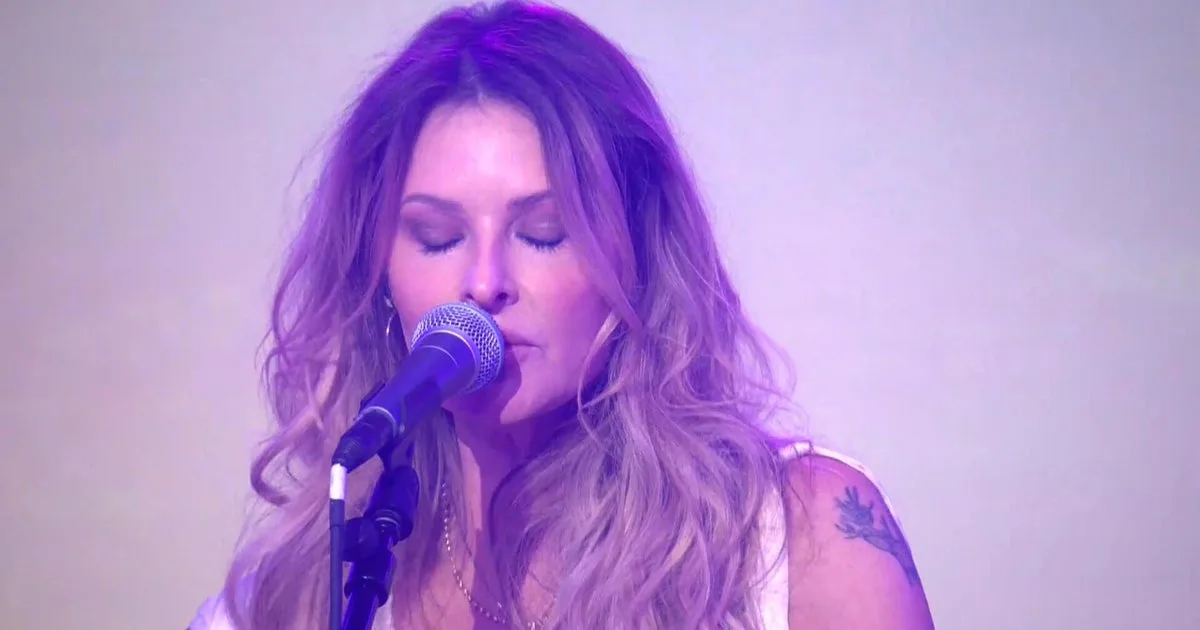 Saturday Sessions: Elizabeth Cook performs "Razorwire Wall"