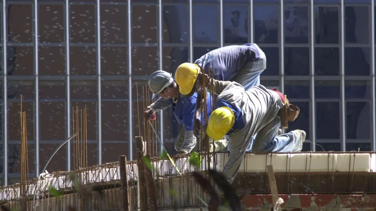 Construção civil prevê redução do acesso à casa própria e obras mais caras com fim da escala 6×1