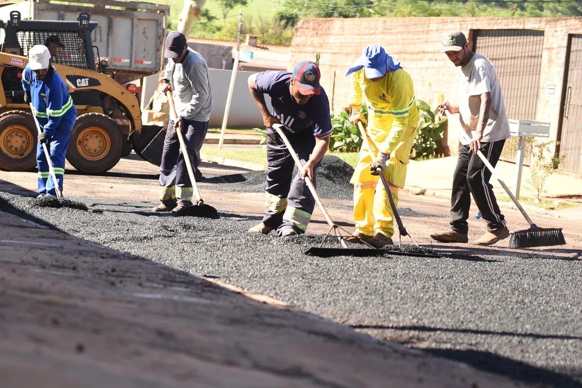 Prefeitura reforça equipes e tapa até 1.516 buracos por dia em Campo Grande