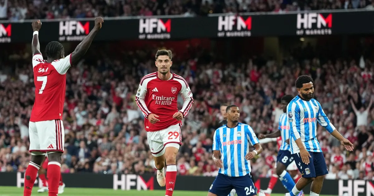 Arsenal inició la defensa de su título en la Premier League con una goleada sobre Coventry City