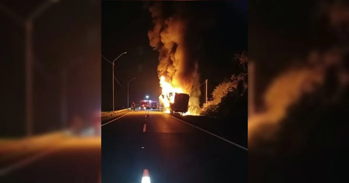 Caminhão com painéis de LED pega fogo e causa longo congestionamento na BR-376