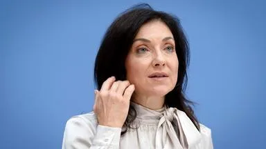 Katherina Reiche auf Heimweg von Riad nach Berlin