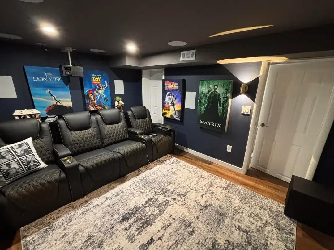 “Finalmente tenho um cinema em casa”: homem mostra a sala que montou no porão de casa, equipada com tela de 110 polegadas e sistema de som Dolby Atmos