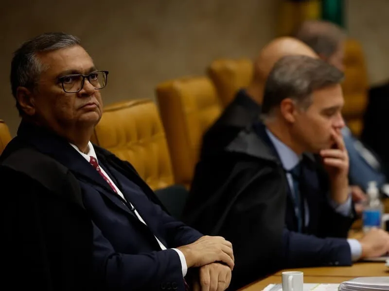 Após fala de Fachin, Dino questiona "promessa" de fim de inquérito