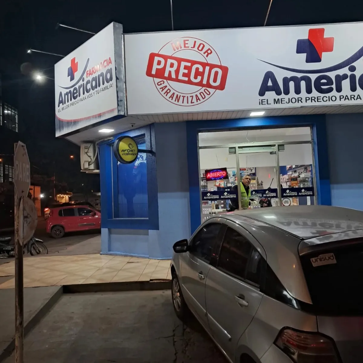 Dupla assalta farmácia e foge com emagrecedores e arma do segurança