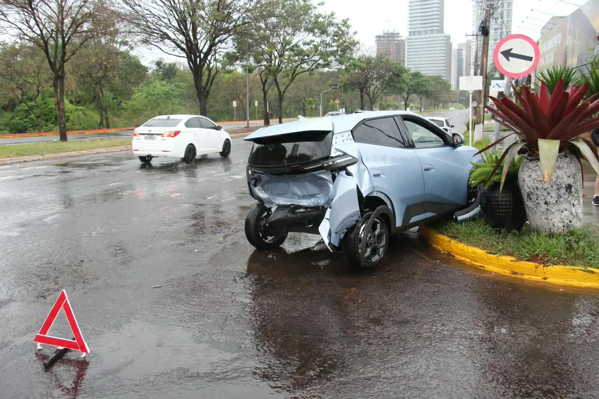 A caminho do trabalho, condutor é atingido na Rua Antônio Maria Coelho