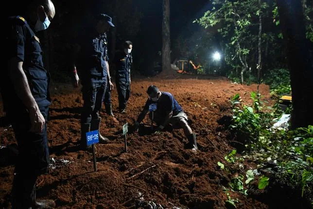 Au Népal, une forêt transformée en cimetière temporaire pour des victimes de la coulée de boue