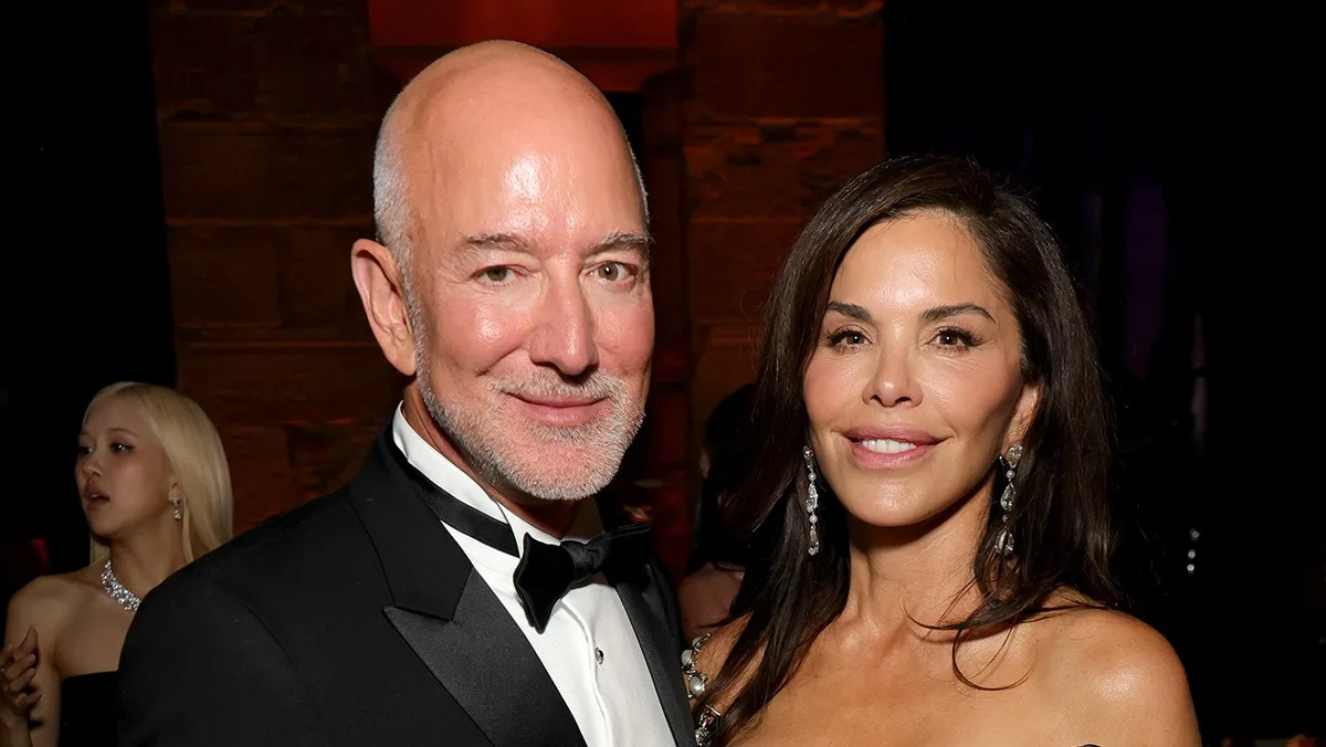 Anna Wintour Wanted the Bezos Back. But She Might Settle for the Clooneys