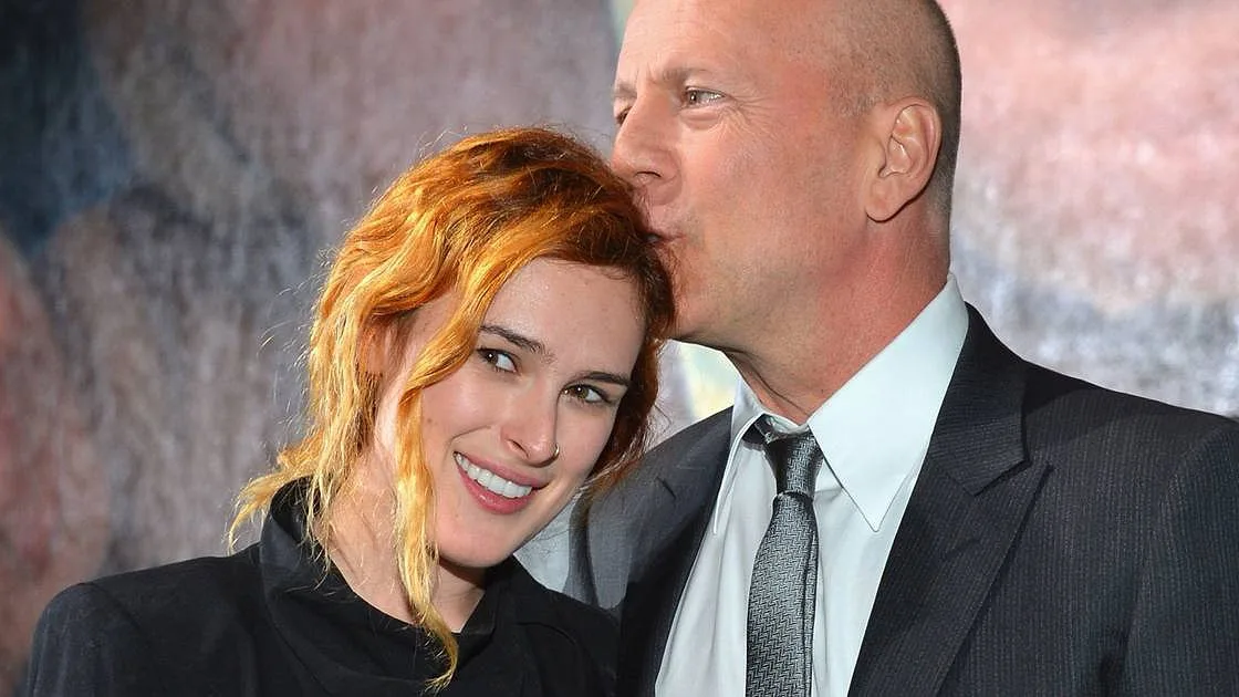 “Sinto muitas saudades do meu pai, de quem ele era”: filha mais velha de Bruce Willis revela ter feito testes genéticos para a demência