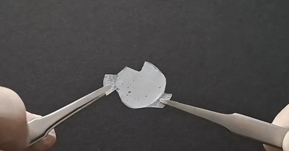 Los científicos no dan crédito: descubrieron un nuevo nanomaterial que logra enfriar superficies casi 13 °C sin electricidad y podría reducir el uso del aire acondicionado