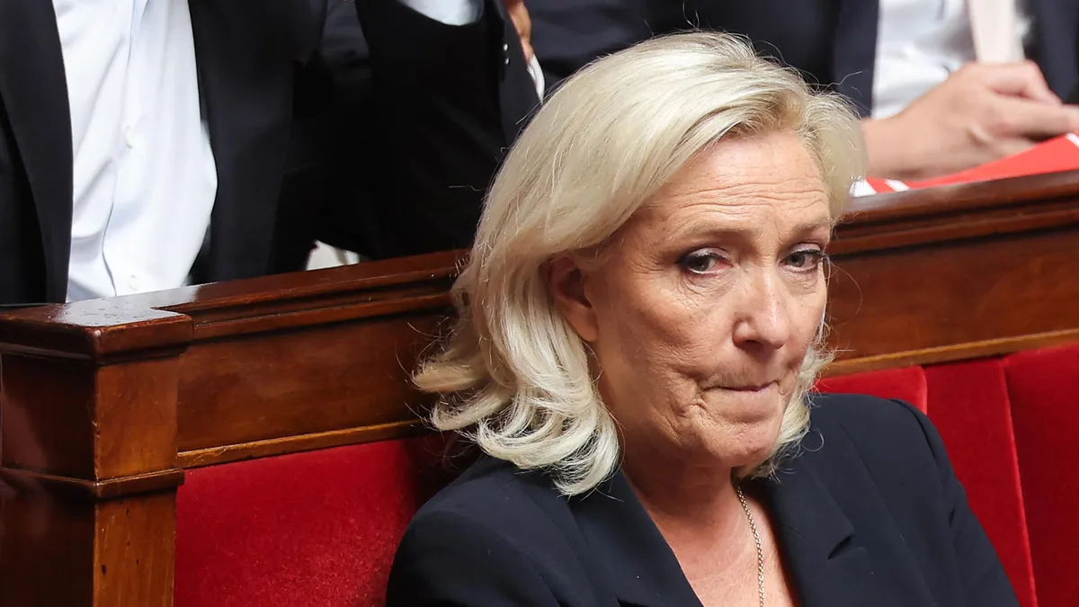 Une amende pour le port du voile ? Cela fait 20 ans que le RN et Marine Le Pen changent tout le temps d’avis