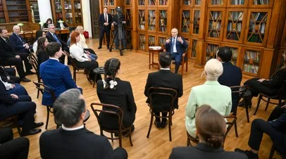 «Выполняет важнейшую в обществе функцию»: Путин заявил о повышении престижа профессии учителя