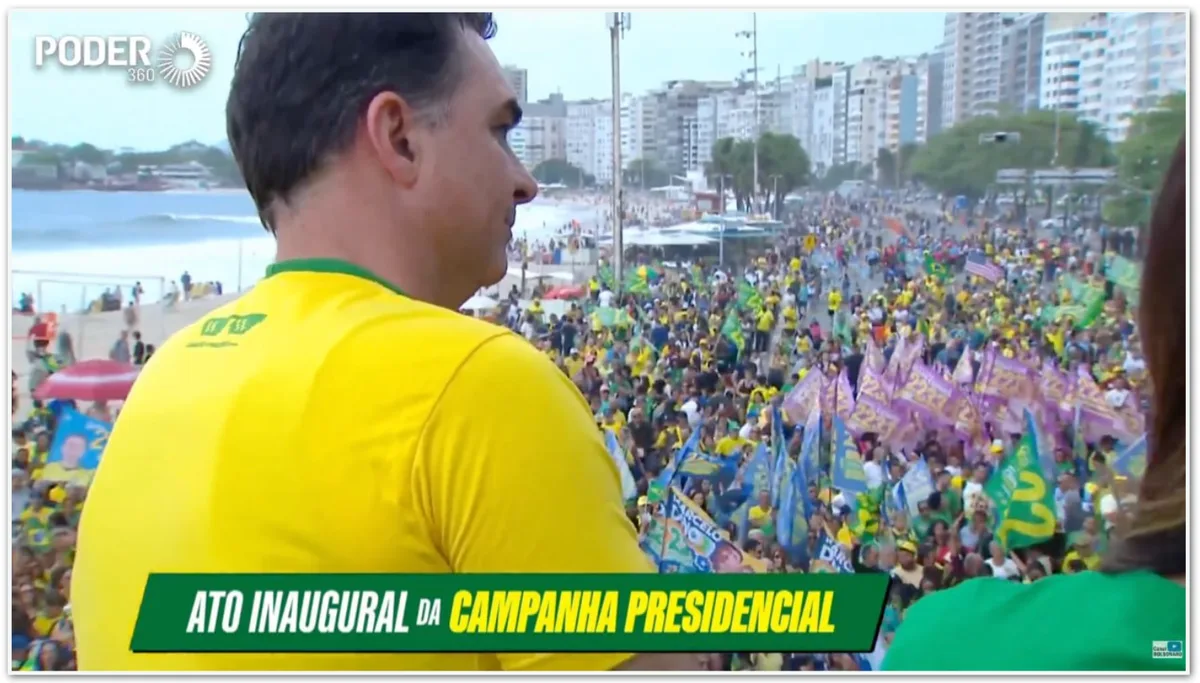 Ato de Flávio Bolsonaro em Copacabana começa com espaços vazios