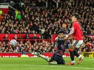 Premier League. À dix contre onze, Tottenham ramène un point de Manchester United et n’est plus lanterne rouge