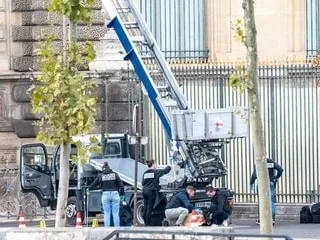 Un an après le casse du Louvre, des suspects, pas de commanditaire et un butin à 88 millions d’euros envolé