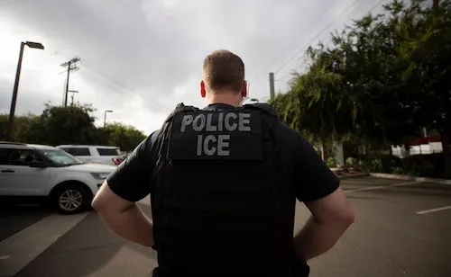 Migrante venezolano herido por ICE regresa a centro de detención en Texas; pierde movilidad en el brazo
