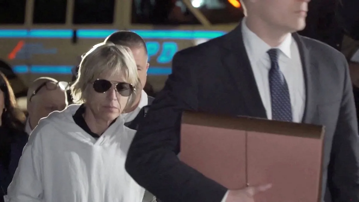 La actriz Selma Blair, detenida tras intentar abrir la puerta de un avión en pleno vuelo y pegar y morder a dos tripulantes