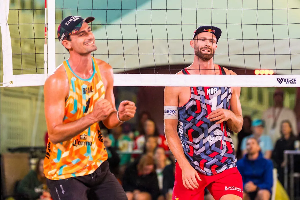 Noruegueses vencem o Brasil no Circuito Mundial de vôlei de praia e comemoram à la remada viking