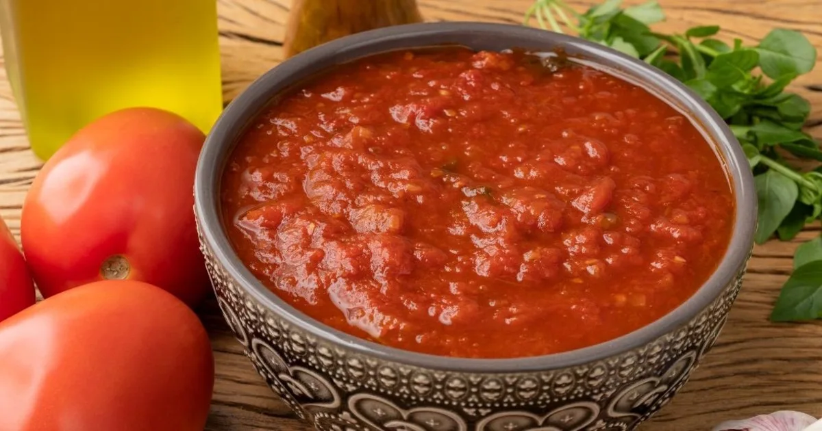 Los cocineros españoles coinciden: "Para que el tomate frito no quede ácido, no uses azúcar, sino 3 ajos y 150 ml de aceite de oliva"