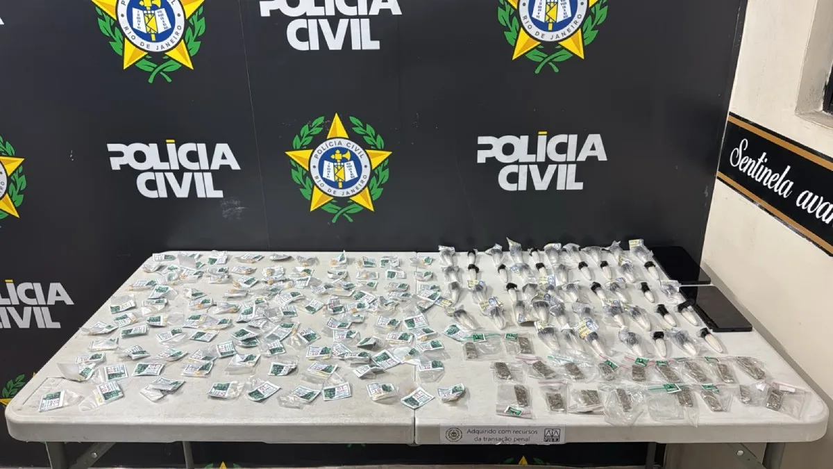 Adolescente é apreendido e homem é preso com drogas em Volta Redonda