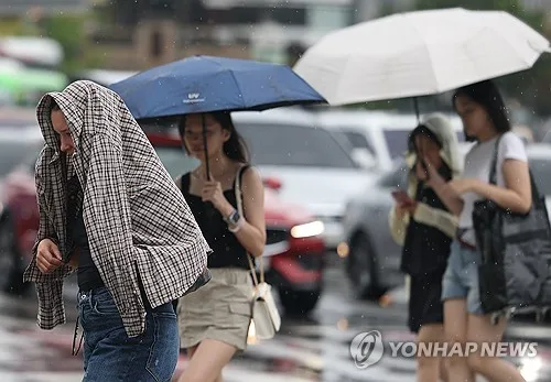 전국 곳곳 비 소식…낮 최고 34도 무더위