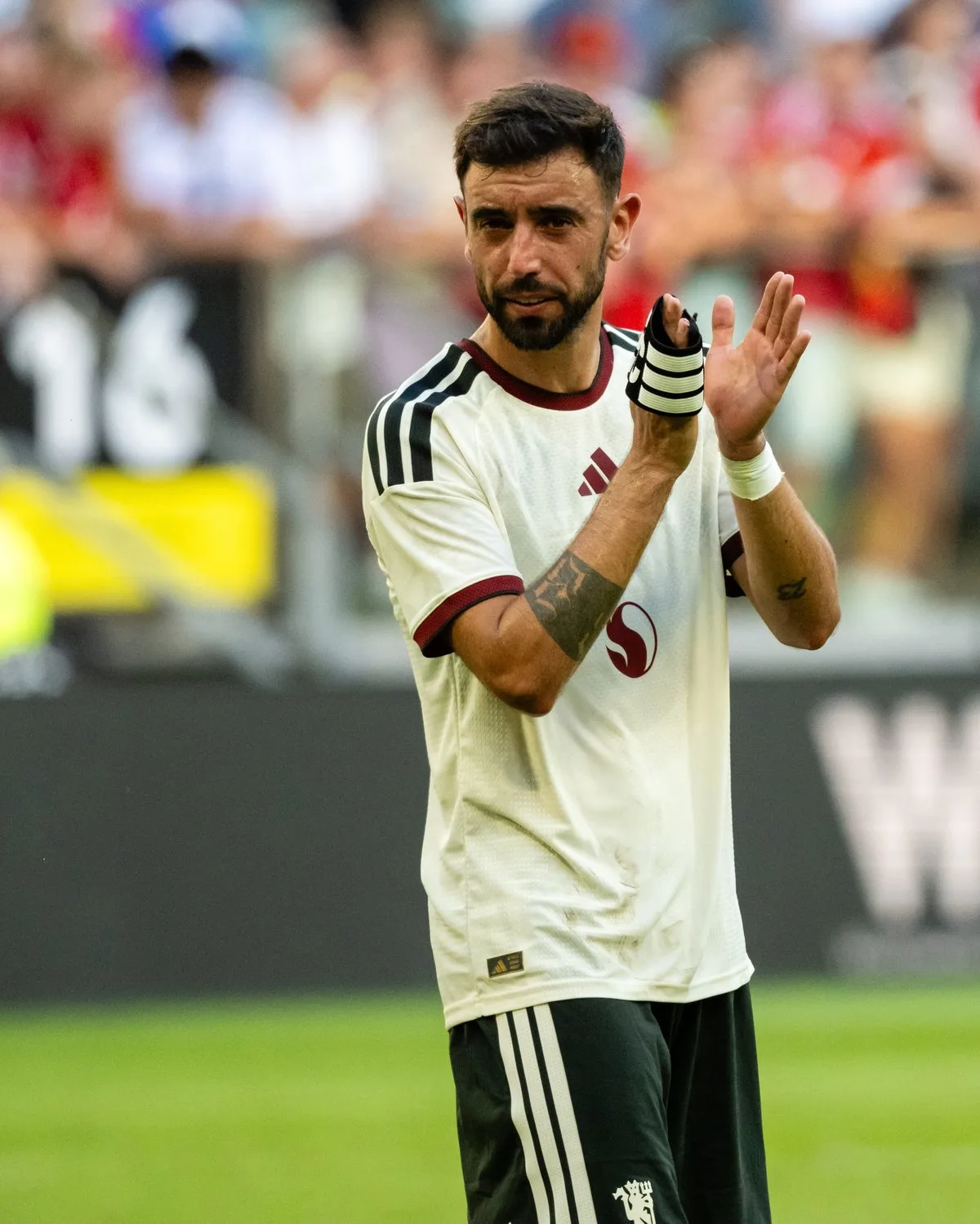 Bruno Fernandes contract twist as Manchester United transfer stance revealed