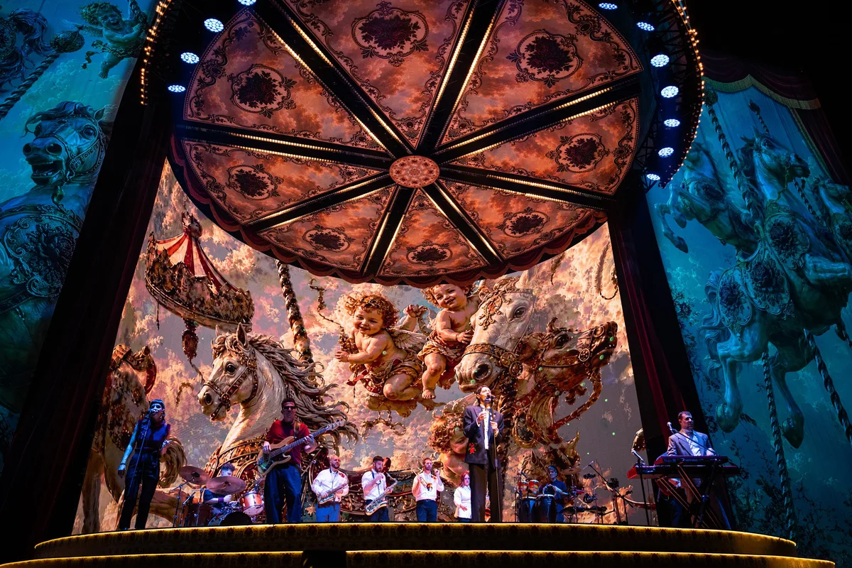 Con un carrusel celestial e invitados de lujo, El Kuelgue hizo una fiesta en el Movistar Arena y presentó su nuevo disco