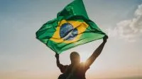 Pano branco pendurado na janela do carro pode sinalizar pedido de socorro ou pane mecânica no veículo