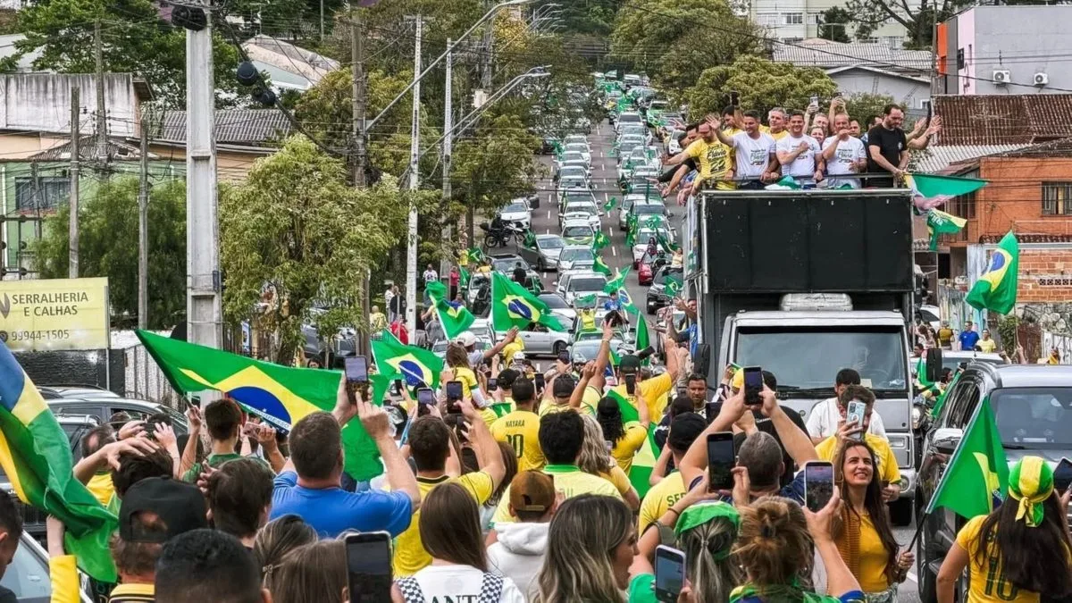 Governadores do Sul realizam motociata em Curitiba em apoio a Flávio Bolsonaro