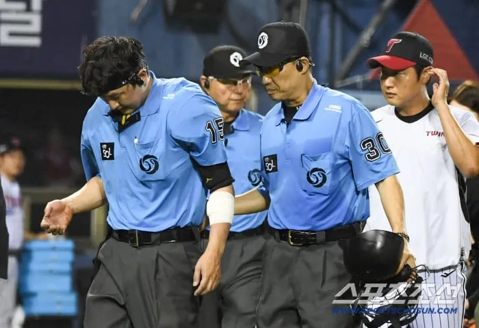 153㎞ 투심에 직격! 아픔에 나뒹군 주심, 대기심과 교체까지 '10분' 소요…'7이닝 무실점' 인생투 앞둔 아빌라, 투구수 91개에 발 '동동' [잠실현장]