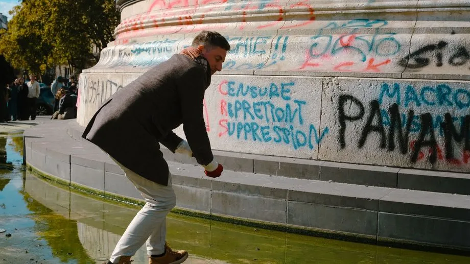 "Ça m'émeut beaucoup" : à Paris, des riverains se mobilisent pour nettoyer les rues après les violences du 17 octobre